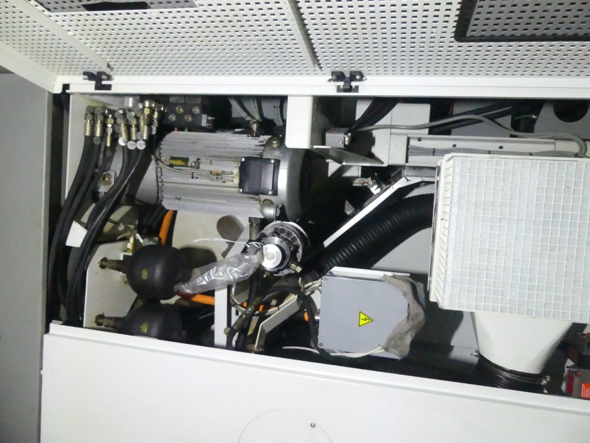 Centra obróbcze, maszyny do obróbki metalu i linie produkcyjne z branży motoryzacyjnej-7