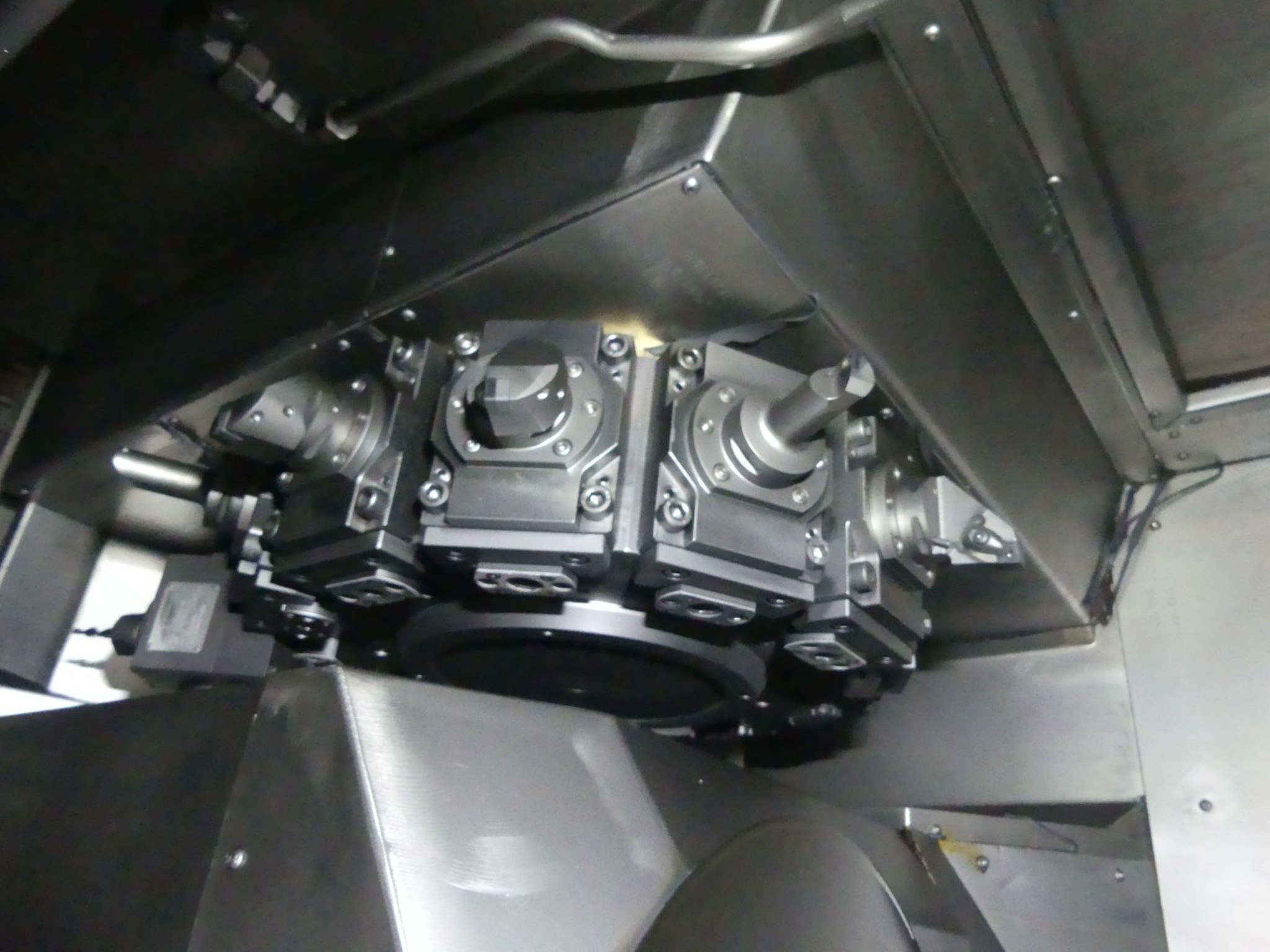 Centra obróbcze, maszyny do obróbki metalu i linie produkcyjne z branży motoryzacyjnej-8