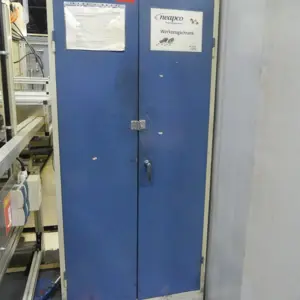 Armário com porta articulada em aço