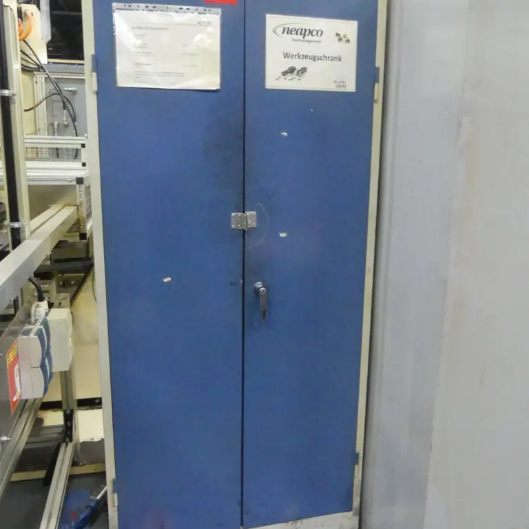 Armário com porta articulada em aço