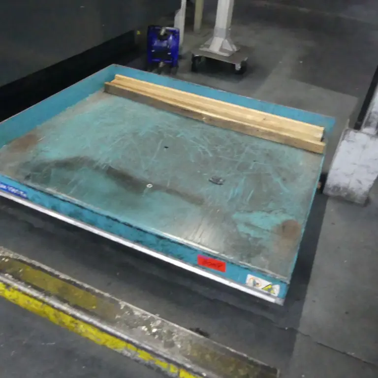 Scissor lift table
