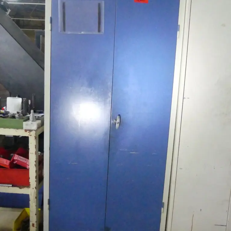 Armário com porta articulada em aço