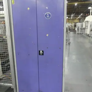 Armário com porta articulada em aço
