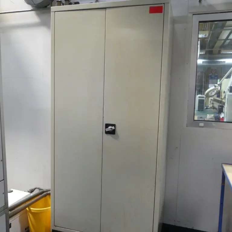 4 Armoire à portes battantes en acier