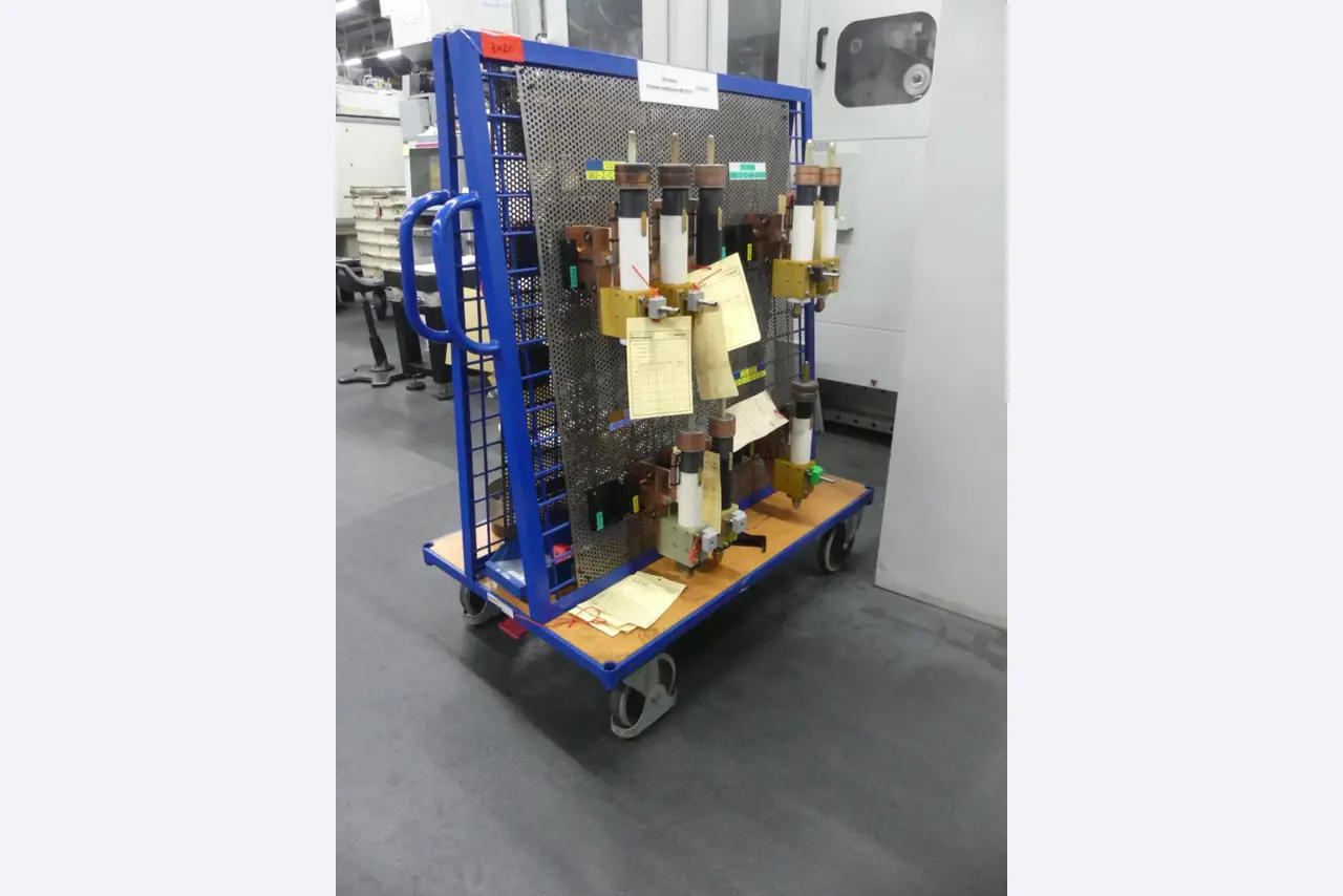 Bearbeitungszentren, metallbearbeitende Maschinen und Produktionslinen aus der Automobilindustrie-1