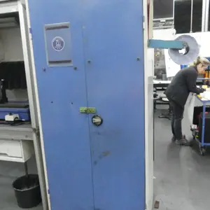 Armário com porta articulada em aço