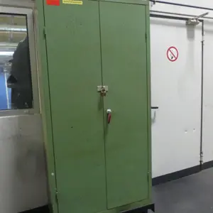 Armoire à portes battantes en acier