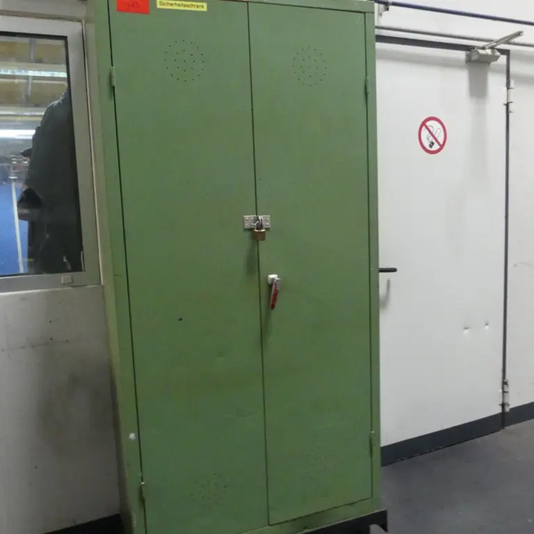 Armoire à portes battantes en acier