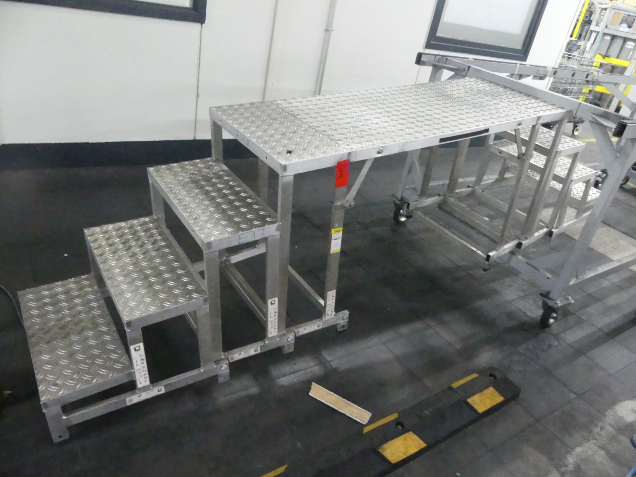 Bearbeitungszentren, metallbearbeitende Maschinen und Produktionslinen aus der Automobilindustrie-1