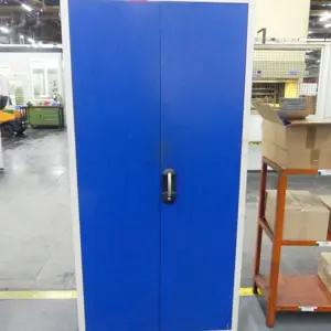 Armário com porta articulada em aço