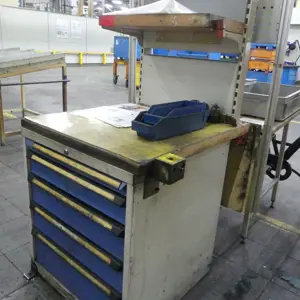 Armário com gaveta para ferramentas