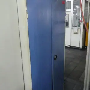 Armário com porta articulada em aço