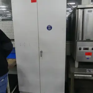 Armário com porta articulada em aço