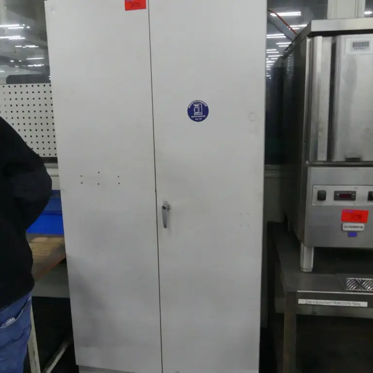 Armário com porta articulada em aço