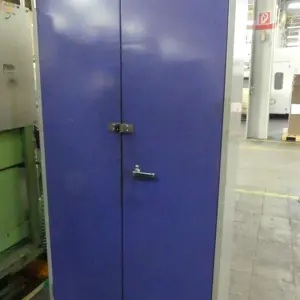 Armário com porta articulada em aço