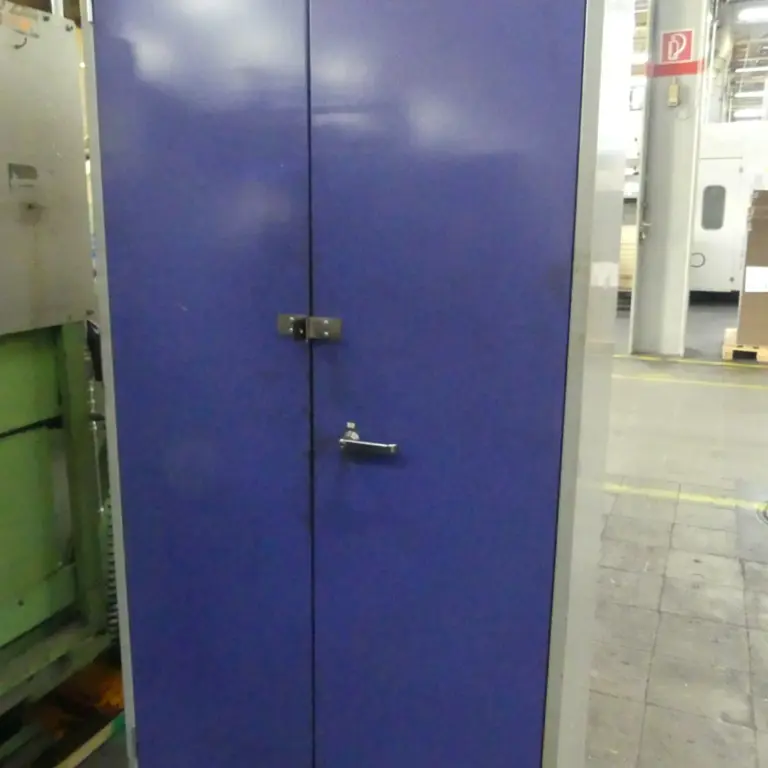 Armário com porta articulada em aço