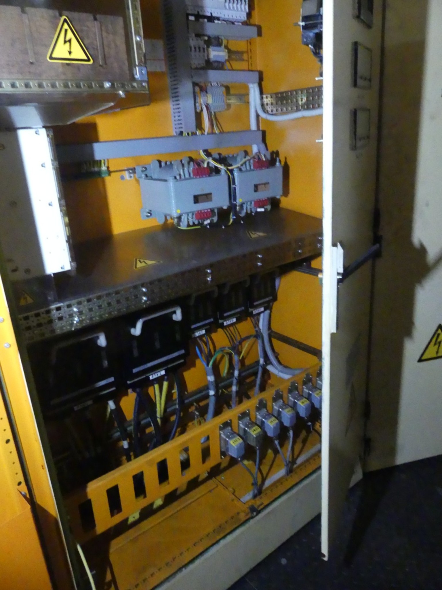 Centra obróbcze, maszyny do obróbki metalu i linie produkcyjne z branży motoryzacyjnej-27