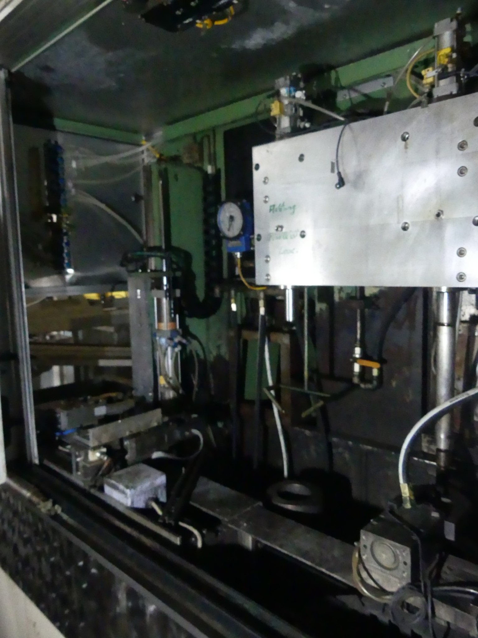 Centra obróbcze, maszyny do obróbki metalu i linie produkcyjne z branży motoryzacyjnej-1