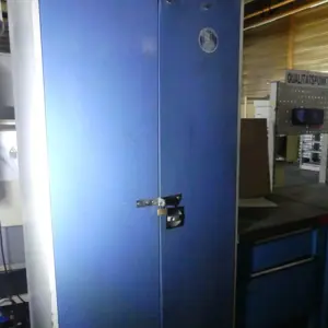 Armário com porta articulada em aço