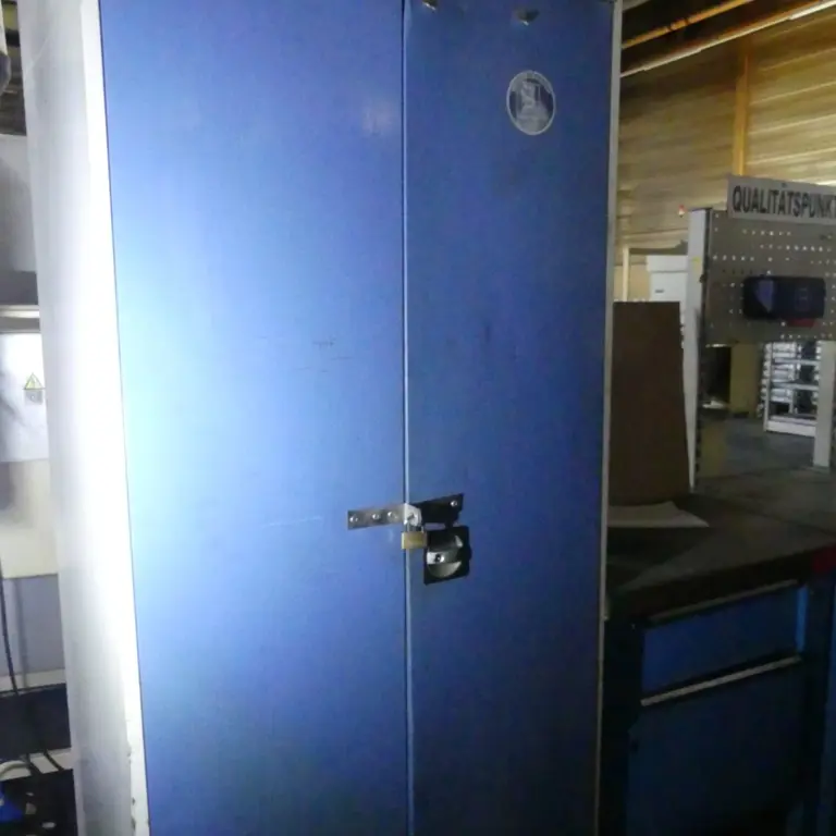 Armário com porta articulada em aço