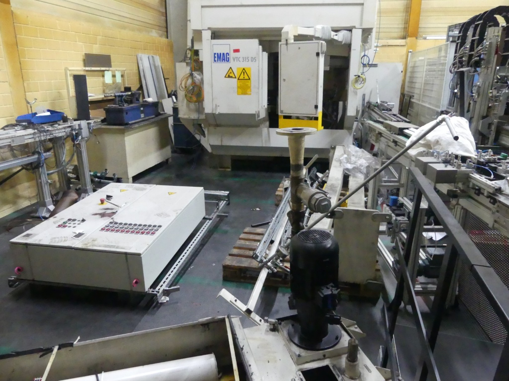 Bearbeitungszentren, metallbearbeitende Maschinen und Produktionslinen aus der Automobilindustrie-2