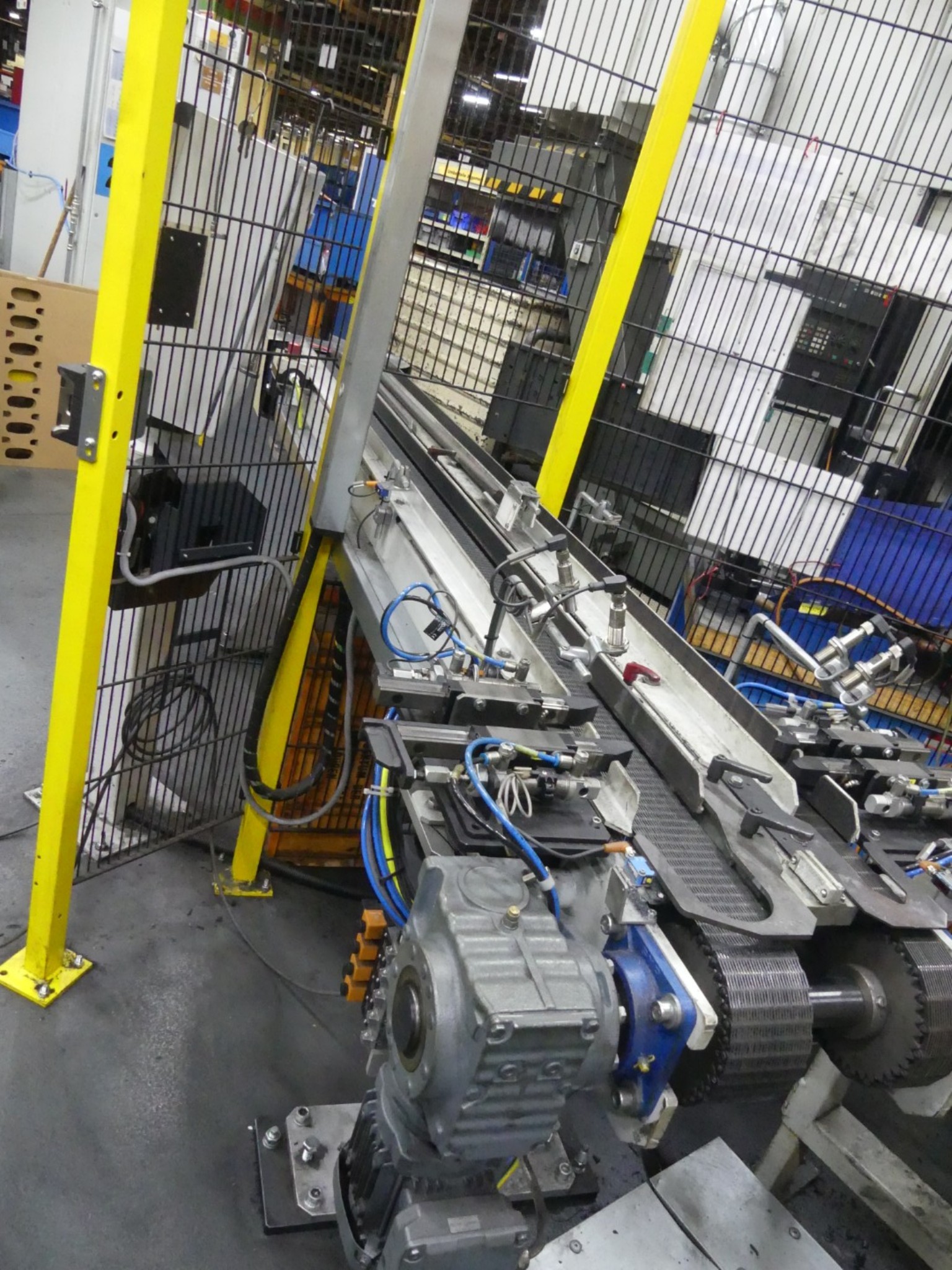 Centra obróbcze, maszyny do obróbki metalu i linie produkcyjne z branży motoryzacyjnej-5