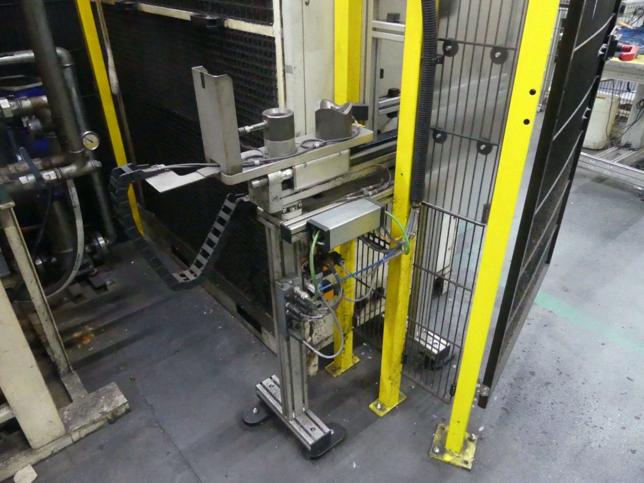 Centra obróbcze, maszyny do obróbki metalu i linie produkcyjne z branży motoryzacyjnej-6