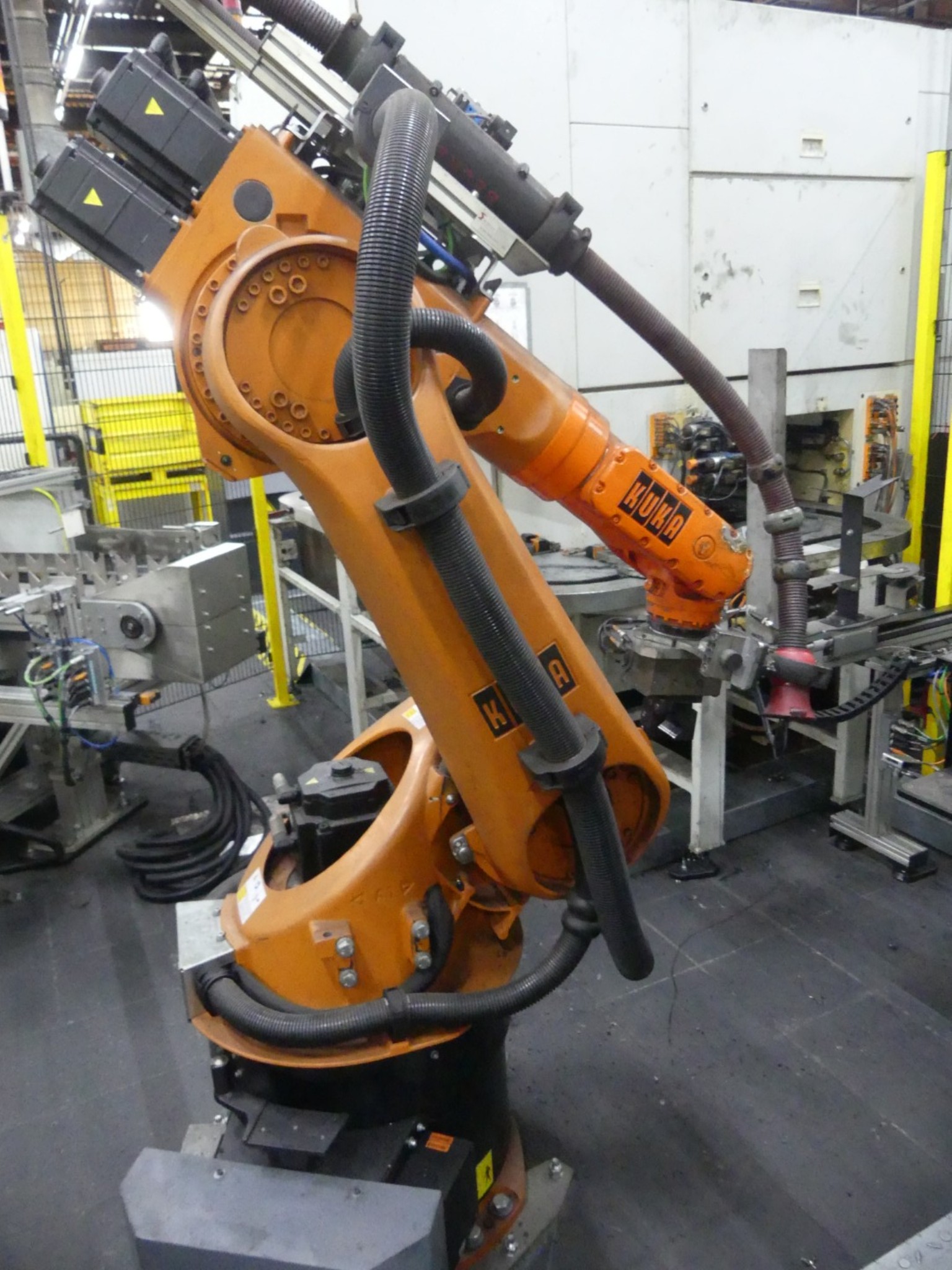 Centra obróbcze, maszyny do obróbki metalu i linie produkcyjne z branży motoryzacyjnej-9