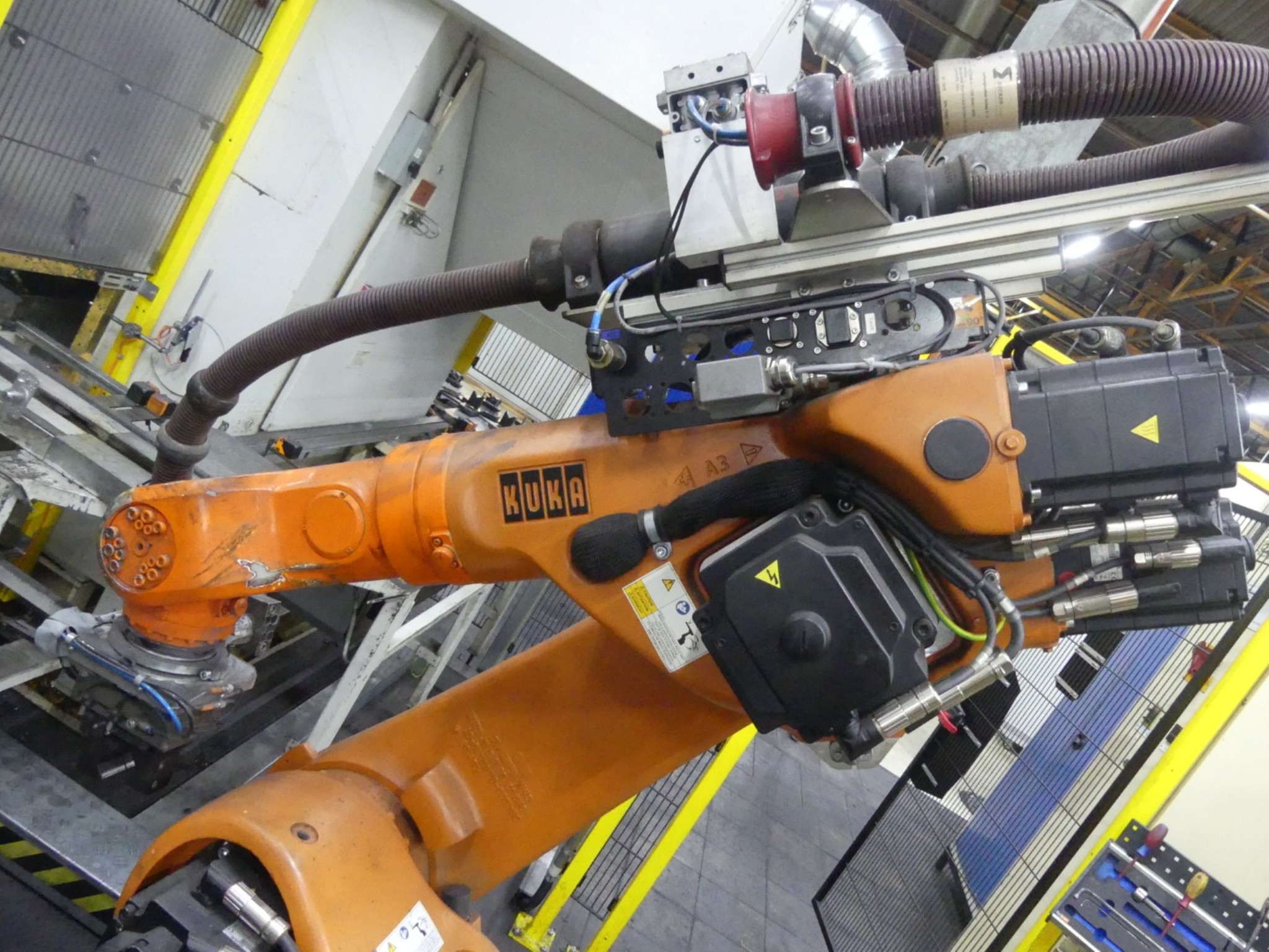 Centra obróbcze, maszyny do obróbki metalu i linie produkcyjne z branży motoryzacyjnej-4