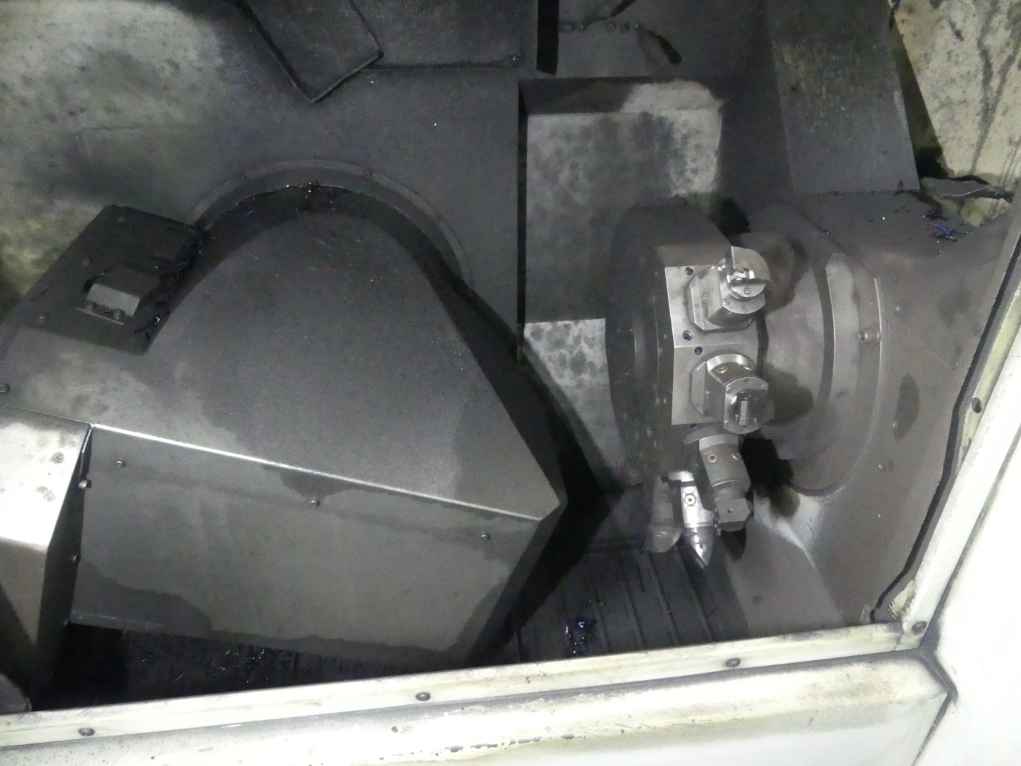 Centra obróbcze, maszyny do obróbki metalu i linie produkcyjne z branży motoryzacyjnej-3