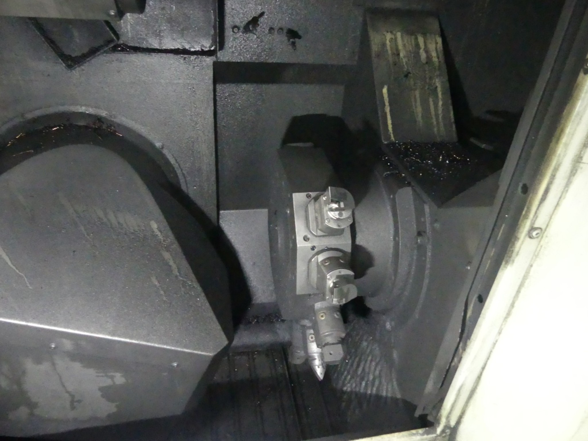 Centra obróbcze, maszyny do obróbki metalu i linie produkcyjne z branży motoryzacyjnej-3