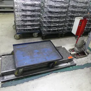 Scissor lift table