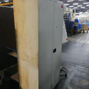 Armário com porta articulada em aço