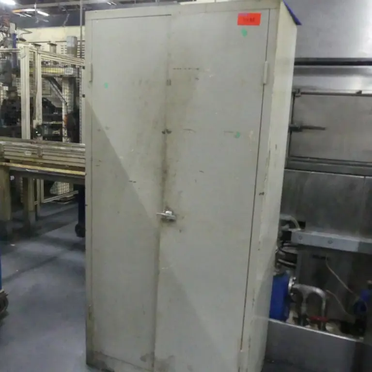 Armário com porta articulada em aço