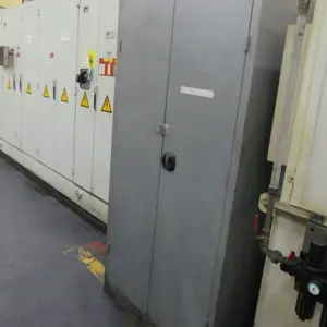 Armário com porta articulada em aço