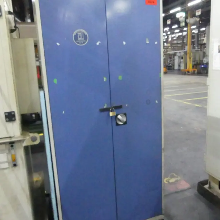 Armário com porta articulada em aço