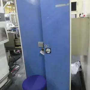 Armário com porta articulada em aço