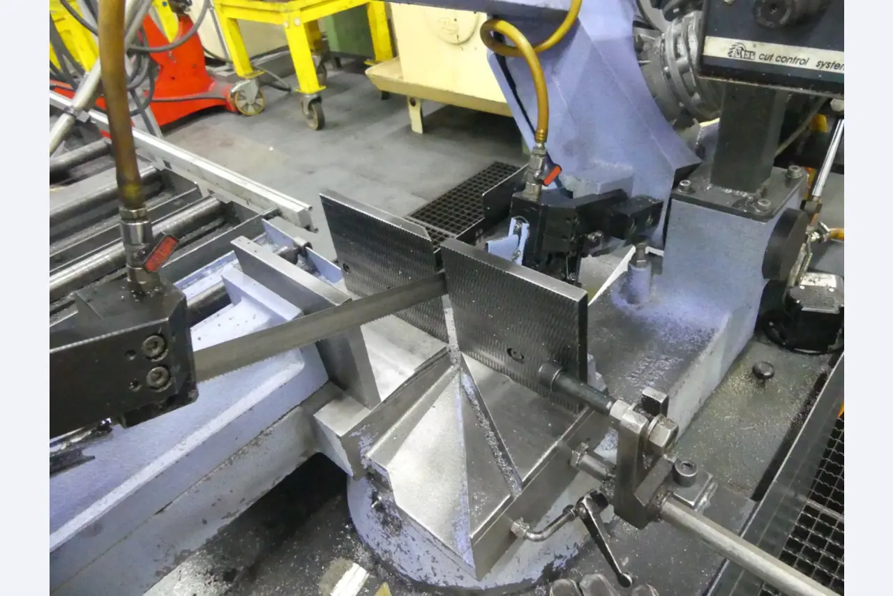 Centra obróbcze, maszyny do obróbki metalu i linie produkcyjne z branży motoryzacyjnej-5