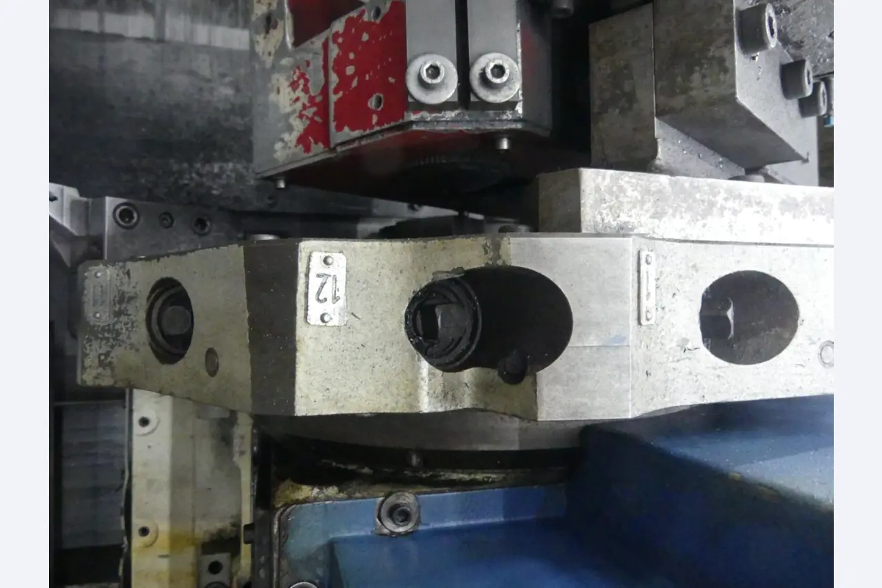 Centra obróbcze, maszyny do obróbki metalu i linie produkcyjne z branży motoryzacyjnej-4