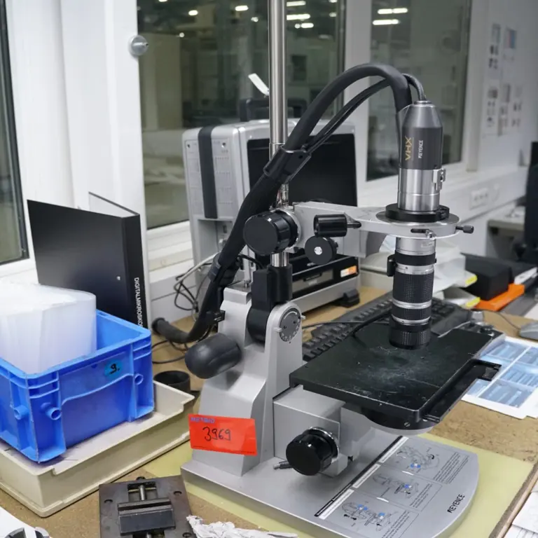 Microscope with Keyence