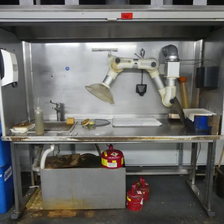 Posto de trabalho com lavatório