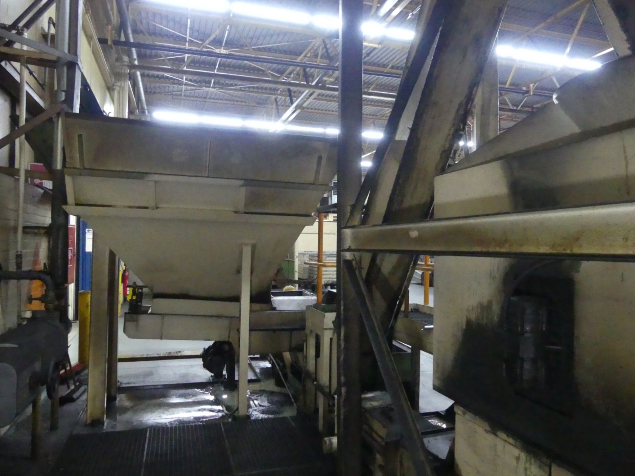 Centros de mecanizado, máquinas para trabajar el metal y líneas de producción de la industria del automóvil-16