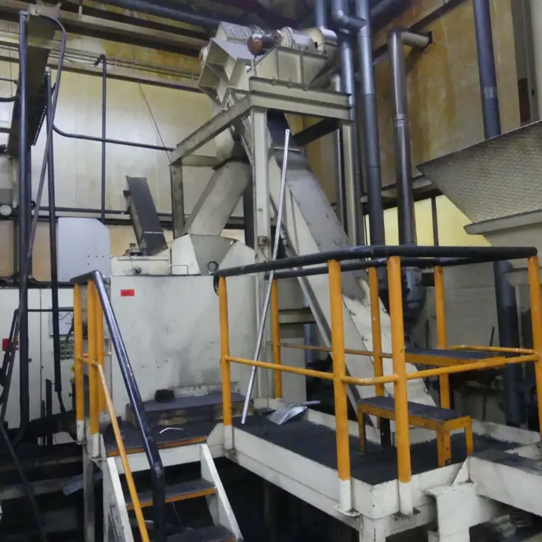 Chip breaker cleaning system with