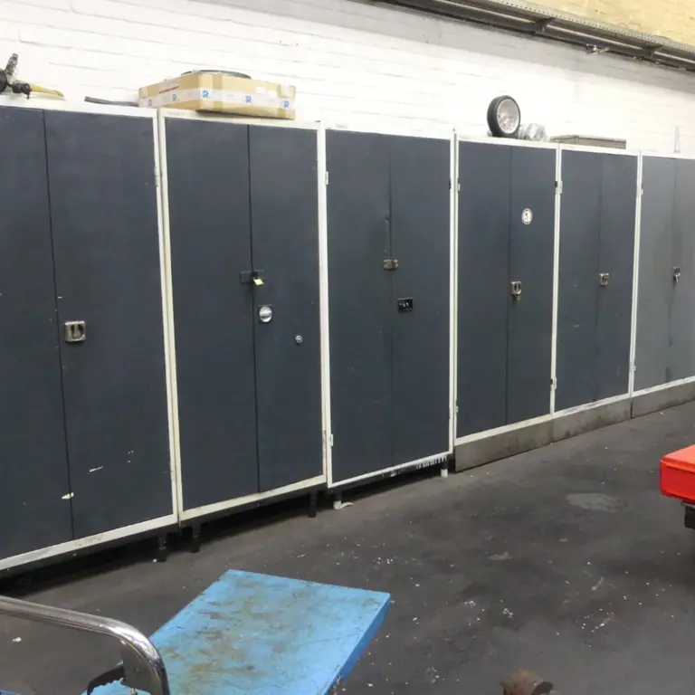 7 Armoire à portes battantes en acier
