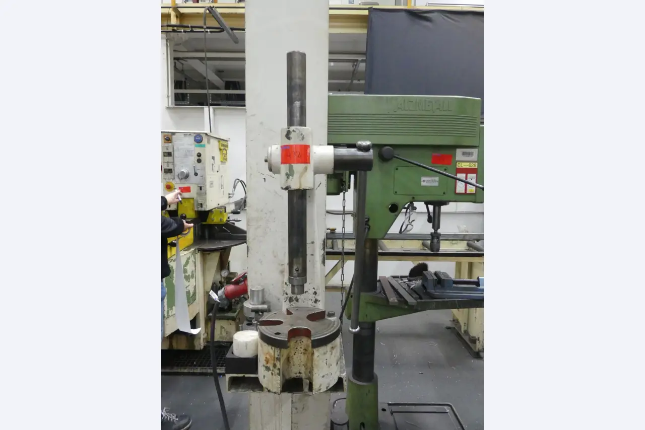 Bearbeitungszentren, metallbearbeitende Maschinen und Produktionslinen aus der Automobilindustrie-1