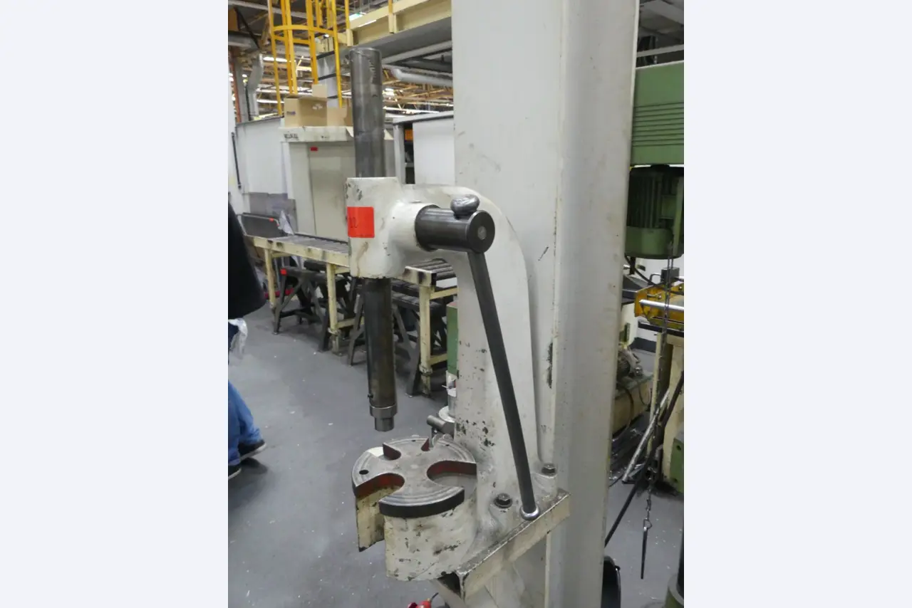 Bearbeitungszentren, metallbearbeitende Maschinen und Produktionslinen aus der Automobilindustrie-2