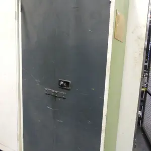 Armoire à portes battantes en acier