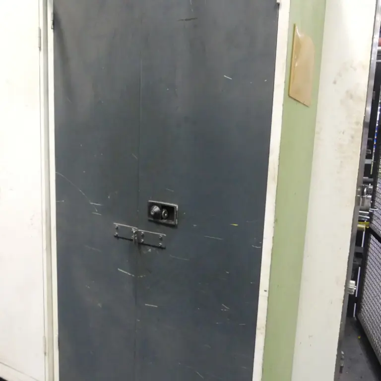 Armoire à portes battantes en acier