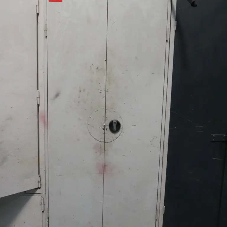 Armoire à portes battantes en acier