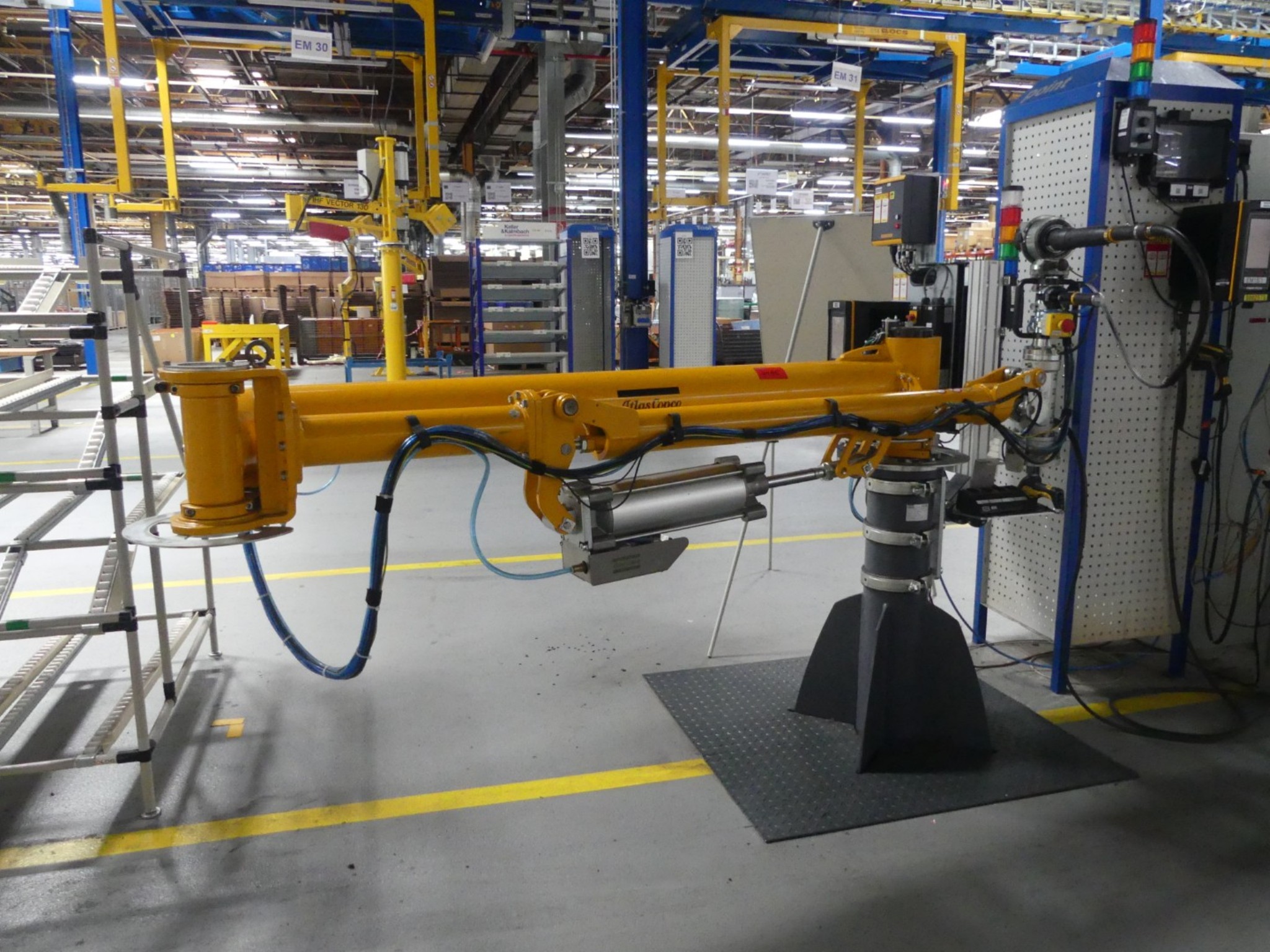 Centra obróbcze, maszyny do obróbki metalu i linie produkcyjne z branży motoryzacyjnej-1
